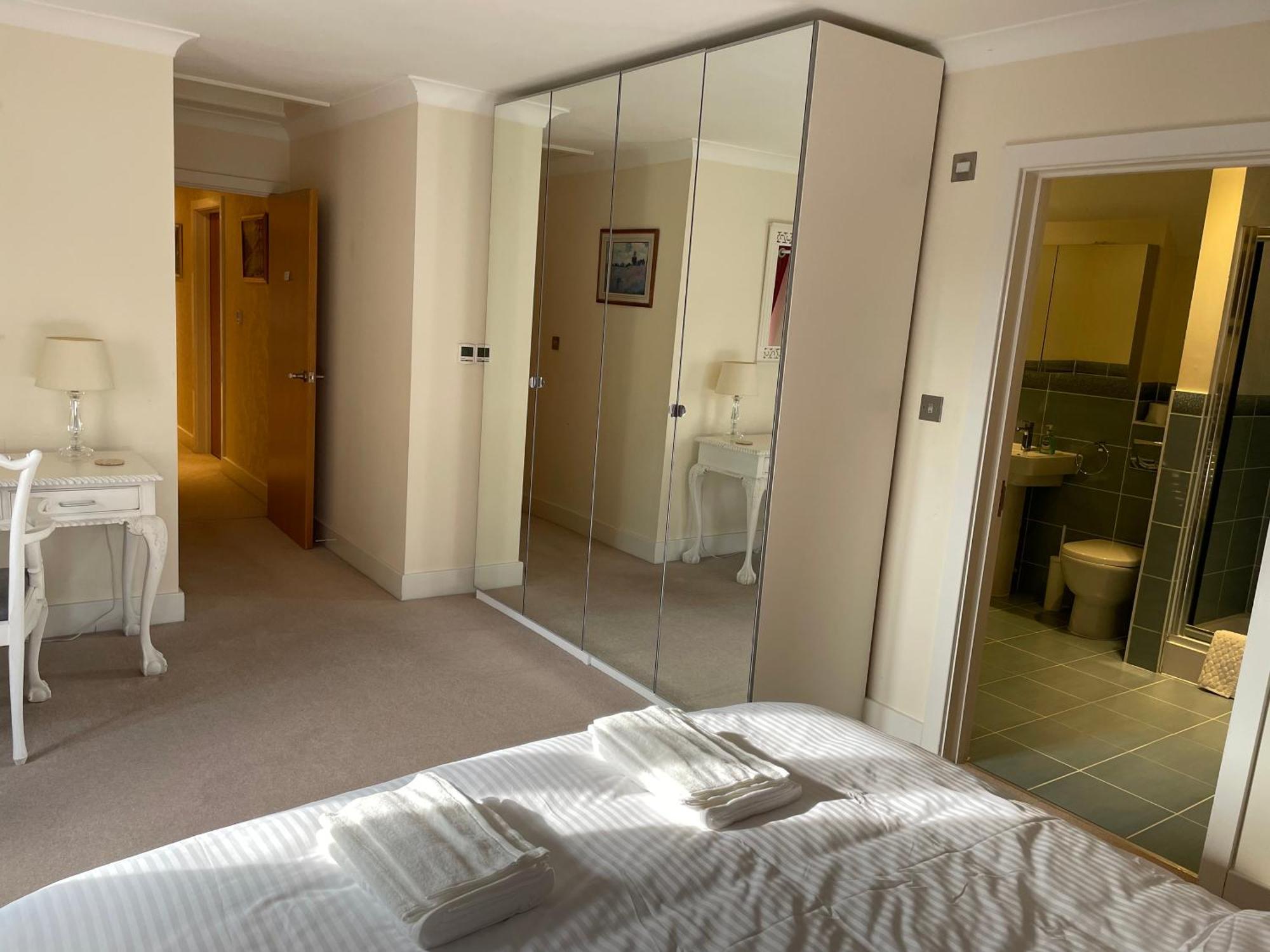 Top Floor En-Suite Double Bedrooms With Great View Of Windsor Castle & Free Parking Exteriér fotografie